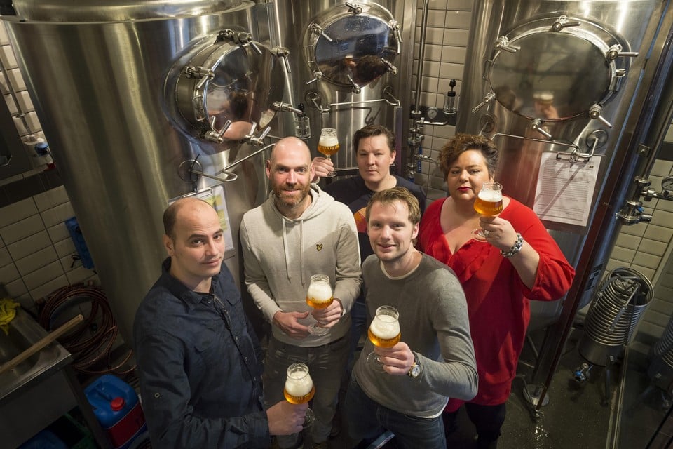 De vijf organisatoren proeven hun Leidse LIB-bier.