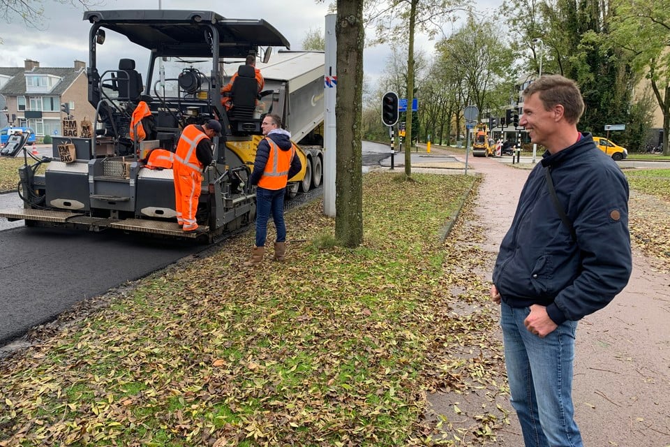 Dennis geniet van het asfalteren van de Churchillaan in Leiden.