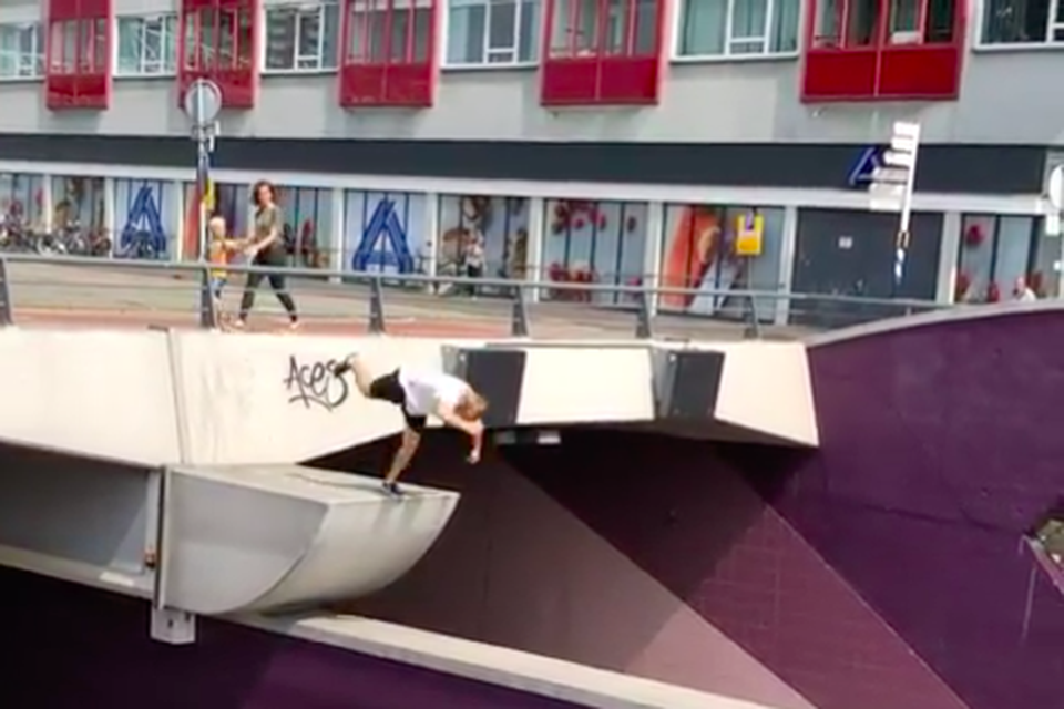 Met behulp van een salto springt Stanislav Lazdan op een muur aan de Schipholweg in Leiden