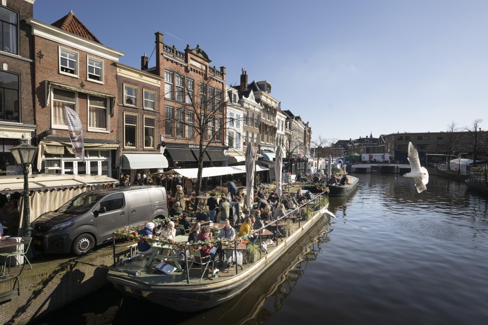 Het is ook op de terrasboot van Aan de Rijn genieten, deze zaterdag.