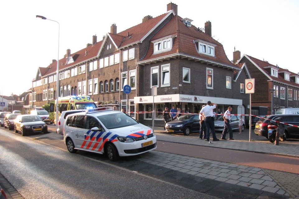 Scooterrijder gewond bij aanrijding in Leiden. Foto VOLmedia