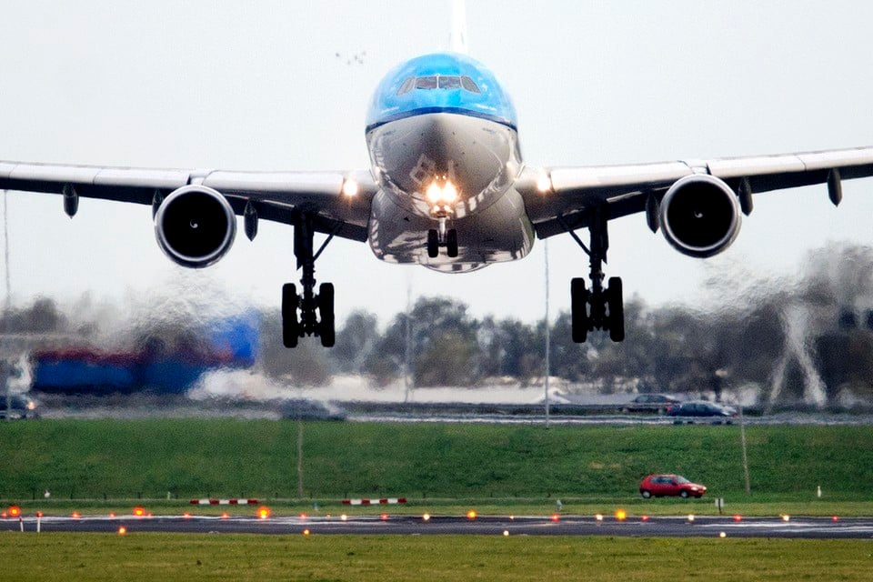 Een vliegtuig landt op Schiphol. Bij verdere groei van het aantal vluchten komt een Tweede Kaagbaan snel in zicht.