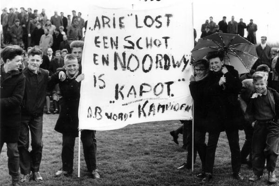 Een spandoek voor Arie van de Oever bij de beslissingswedstrijd Quick Boys - Noordwijk (1-0) in het seizoen 1961-1962.