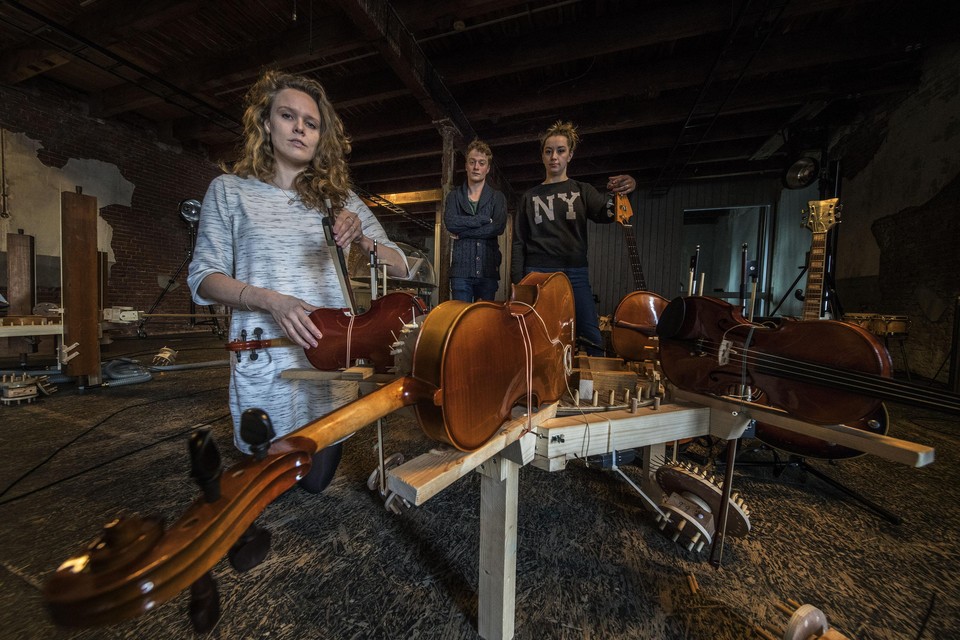 Oukje den Hollander, Frank Siera en Selma Hanzon bij de muziekmachine, die in ’Kraak’ wordt gebruikt.