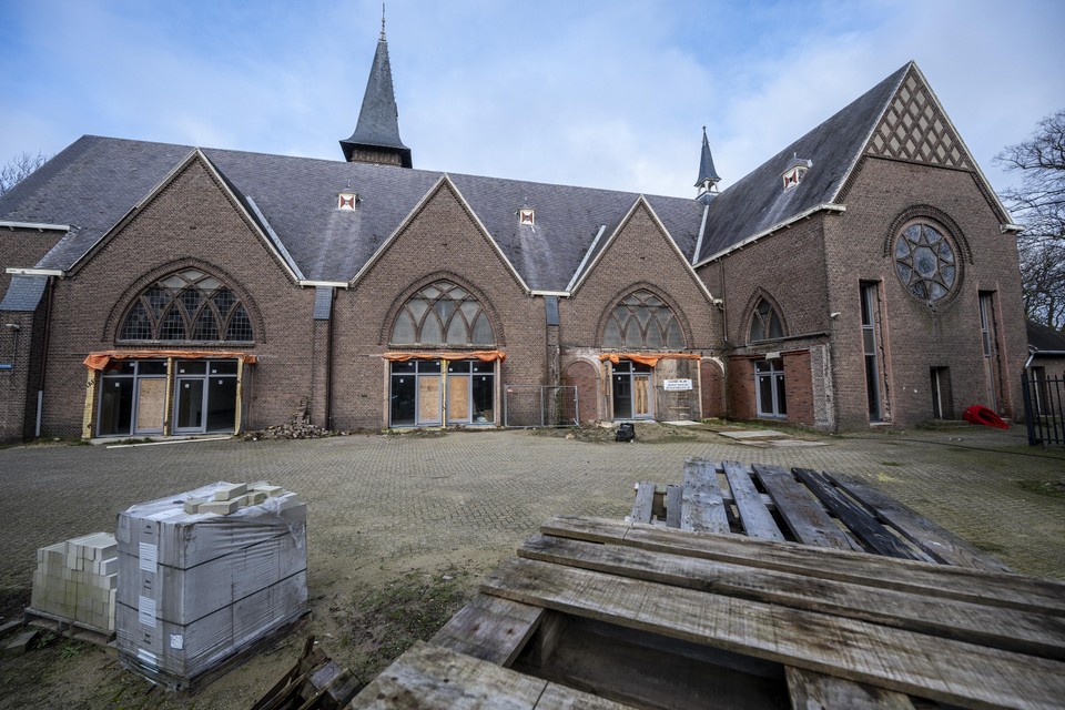 De verbouwing van de Jozefkerk ligt inmiddels tien maanden stil.