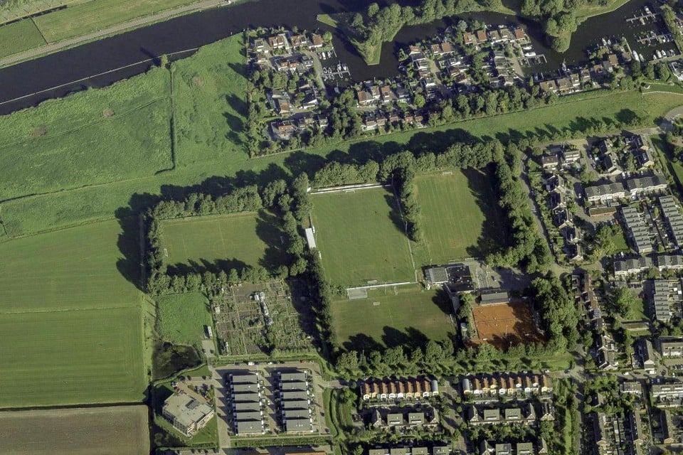 De locatie voor ’Leimuiden-West’ vanuit de lucht. In het midden: sportvelden van de Kickers ’69 en Tennisvereniging Leimuiden.