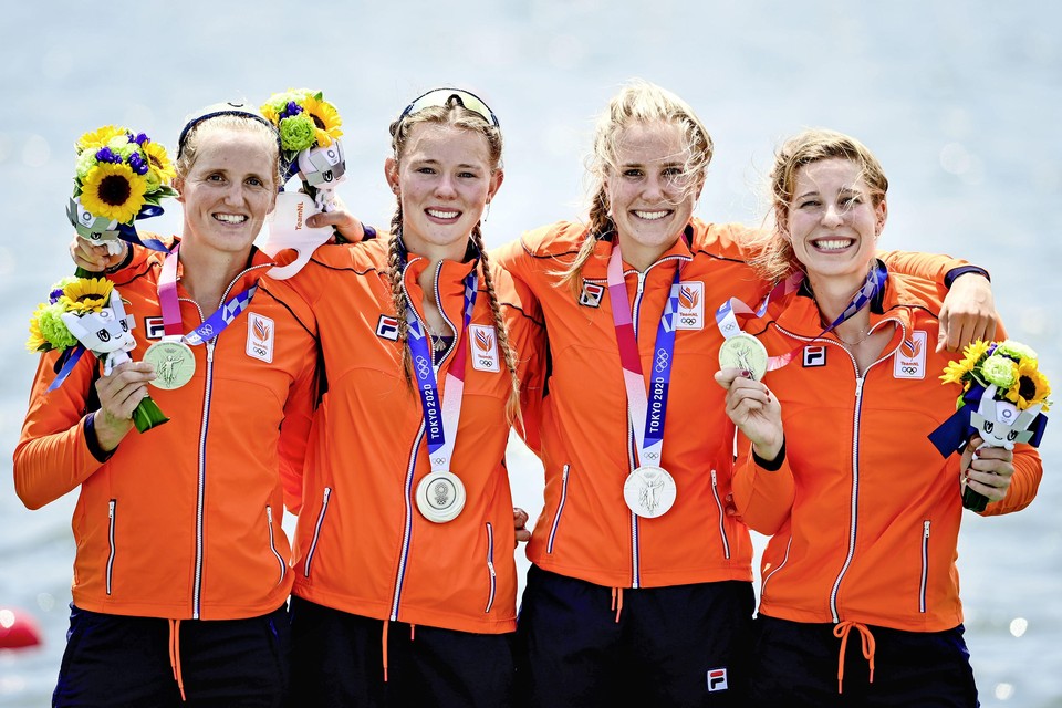 Ellen Hogerwerf, Karolien Florijn, Ymkje Clevering en Veronique Meester met hun zilveren medaille (v.l.n.r.)