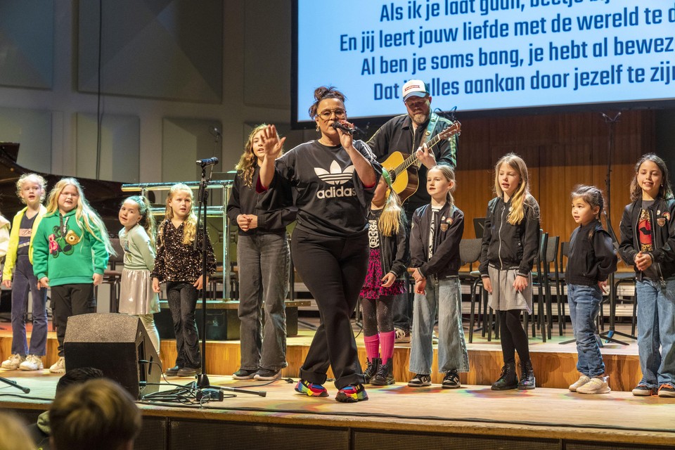 Trijntje Oosterhuis geeft de 650 kinderen een korte zangworkshop.