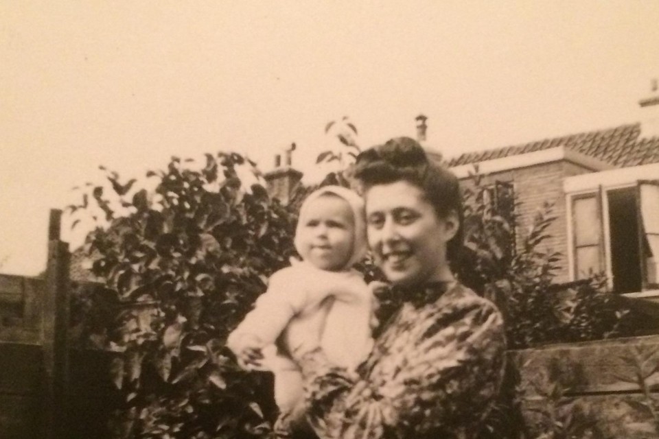 Beppie Nunes Nabarro met dochter Carine, 1945