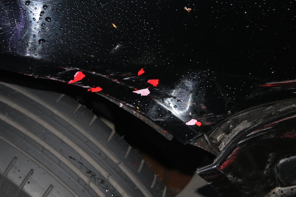 Rode lak op een beschadiging van de achtervolgde auto, afkomstig van de eerdere aanrijding.