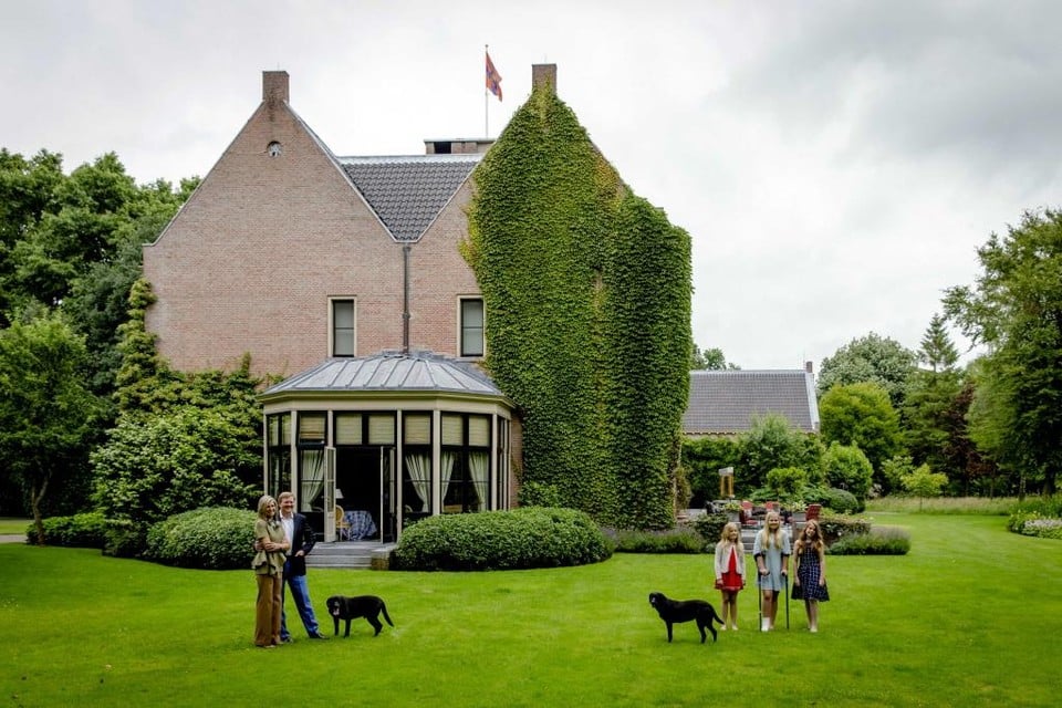 Koning Willem-Alexander, koningin Maxima, prinses Catharina-Amalia, prinses Alexia en prinses Ariane tijdens een koninklijke fotosessie in de tuin van Landgoed De Horsten, 2016.