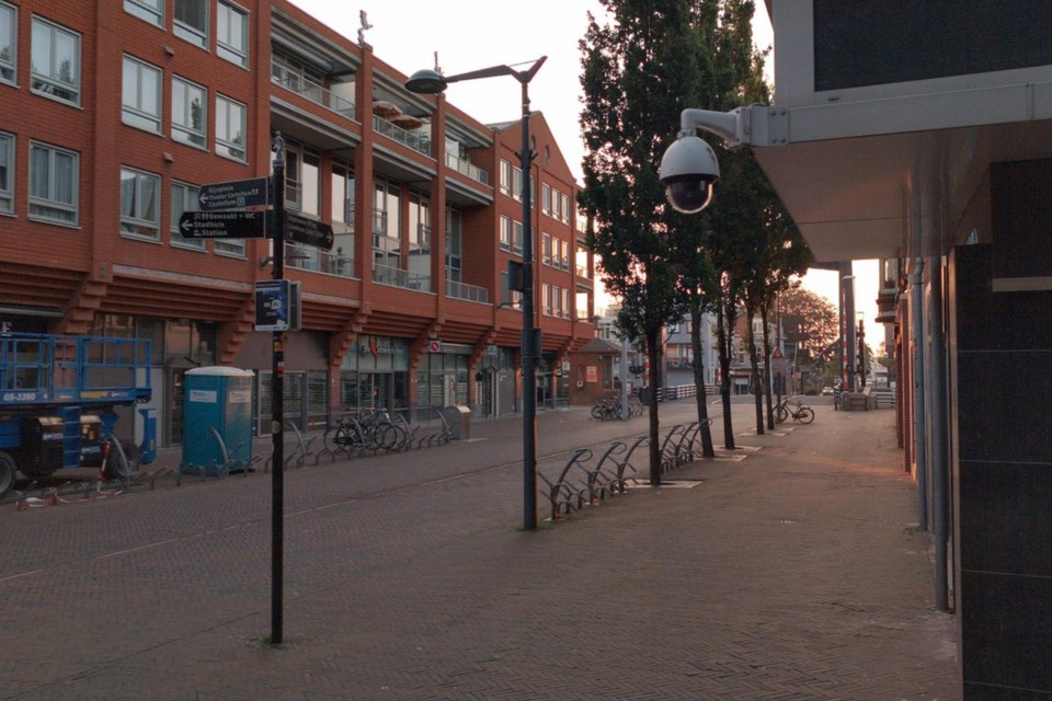 Cameratoezicht op de hoek van de Julianastraat en de Pieter Doelmanstraat.