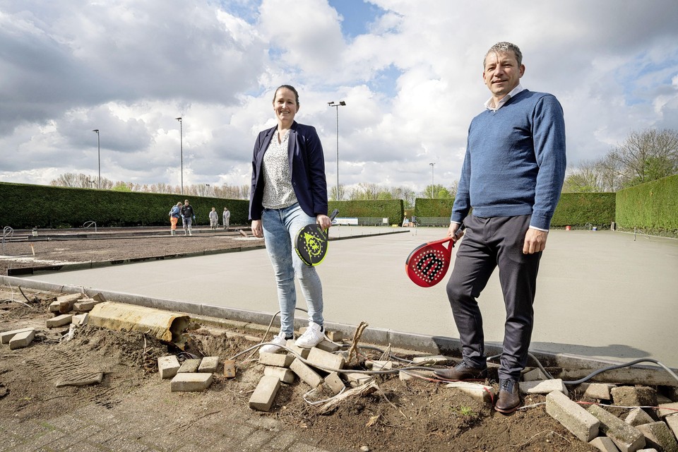 Lizette Hanselaar en Roy Wunderink van Dekker Sport voor hun padelbaan in aanbouw.