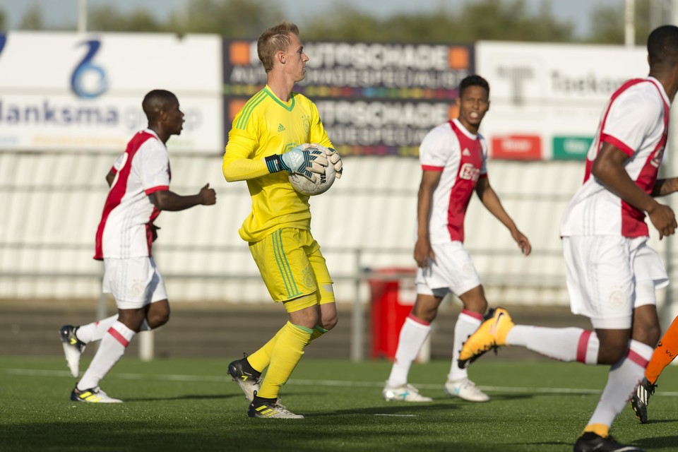 Voorhouter Stan van Bladeren verdedigde donderdagavond het doel van Jong Ajax in een oefenwedstrijd bij vv Katwijk (1-2).