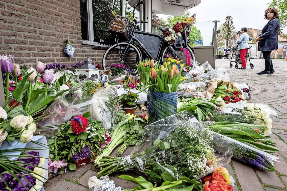 Bloemen bij Brasserie De Houttuin voor Jeroen Muller, die zondag op 49-jarige leeftijd overleed.