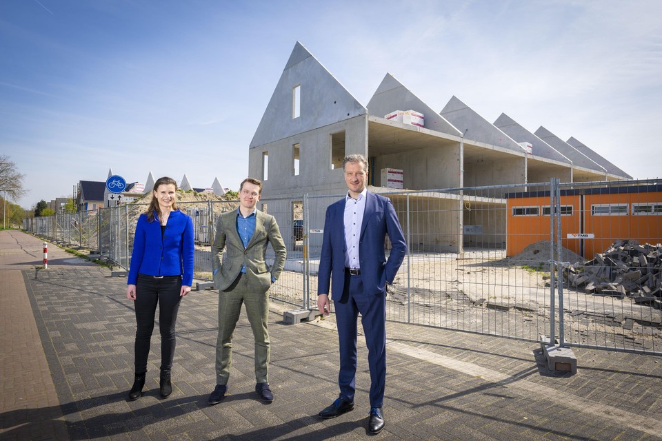 Margot van Tol, Henk-Jan Ligtenberg en Rudolf van Binsbergen bij een bouwproject in Alphen aan den Rijn: ’Er staat een luchtbel op ploppen.’