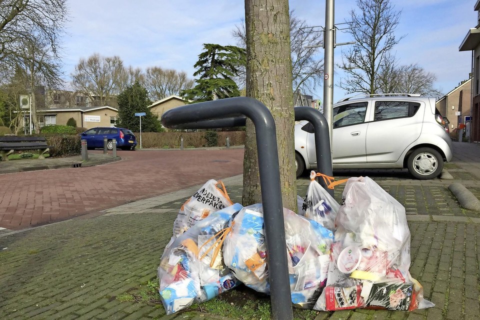 Plastic afval op straat in Woubrugge. Wat langs reguliere weg wordt ingezameld, wordt meestal wel verwerkt. Vooral zwerfafval, dat niet te recyclen is, gaat op transport naar Turkije en Maleisië.