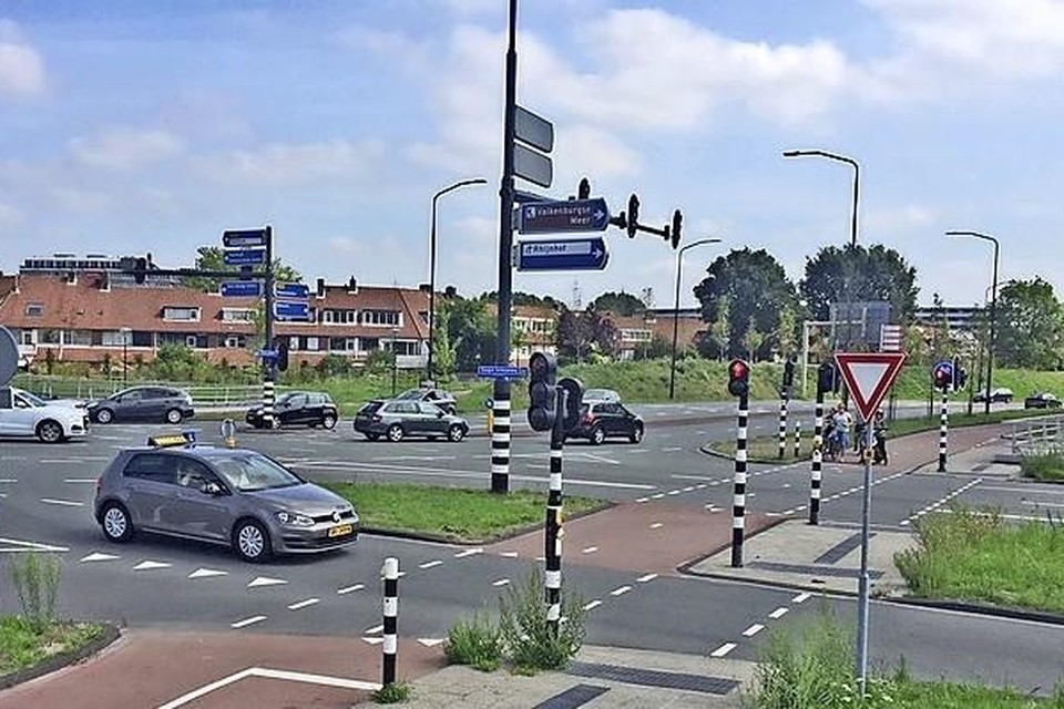 De huizen van Bockhorst op de achtergrond zijn niet of nauwelijks beschermd tegen de verkeersdrukte op de krusing van Dr Lelylaan en Haagse Schouwweg.