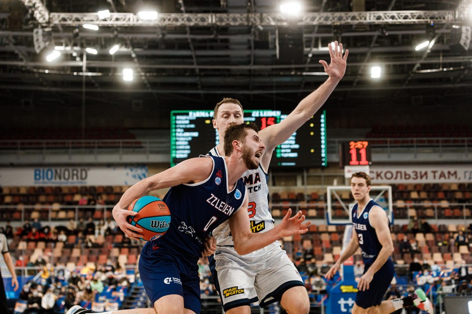 Arunas Mikalauskas zoekt de basket van Perm.