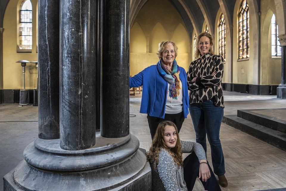 Drie generaties: Tonny Hogervorst-Philips (82), Ingrid Hogervorst (51) en Sara Mossel (15).
