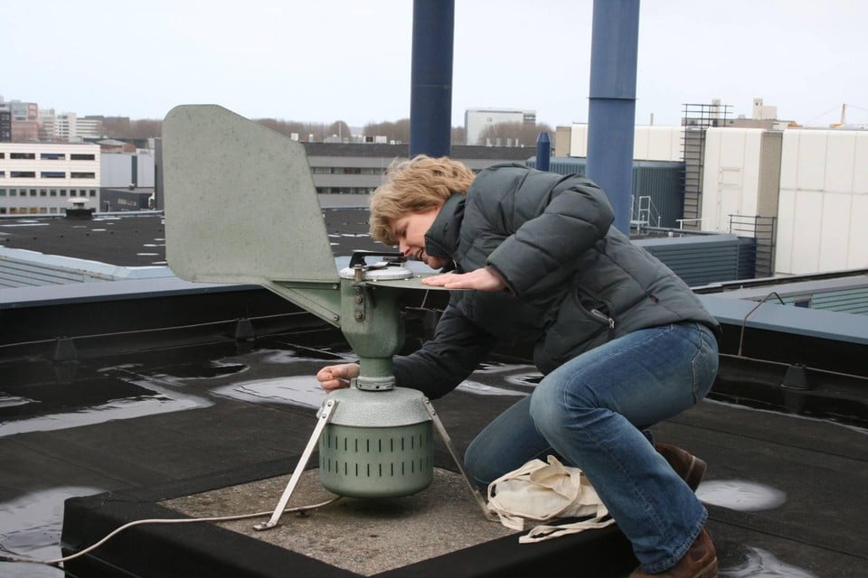 Bioloog Letty de Weger van het LUMC wisselt een rol bij een pollenmeter op het dak van het ziekenhuis.