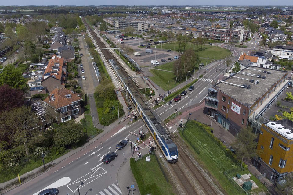 Het station bij Voorhout, waar aan de overkant van het spoor appartementen moeten komen.