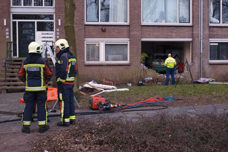 Auto rijdt flat binnen: dode in Voorschoten . Foto: VOLMedia/ Kacper Keller