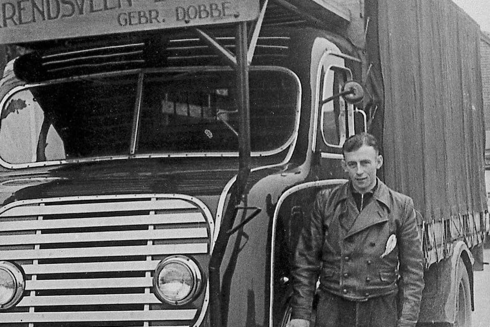 Kort na de oorlog poseert een opgeluchte Jan bij de vrachtwagen waarmee weer op Leiden kan worden gereden.