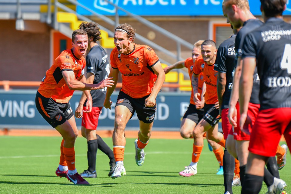 Koen Blommestijn viert zijn tweede treffer, de 3-0 van Jong Volendam tegen Jong Almere.