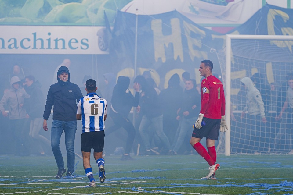 Quick Boys-speler Mohamed Mahmoed probeert voorafgaand aan de derby bij Rijnsburgse Boys de gemoederen tot bedaren te brengen.