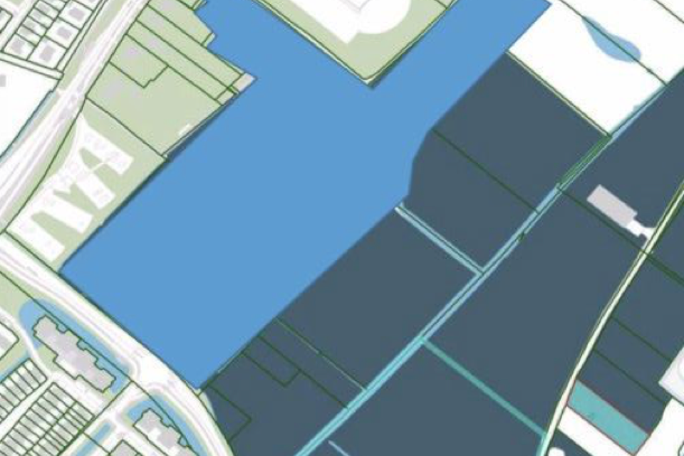 Het lichtblauwe gebied is bestemd voor woningbouw. De donkerblauwe percelen recht blijven bollenvelden. Ter orientatie: aan de linkerkant in het midden de ijsbaan aan de Gooweg; aan de onderzijde komen de Gooweg en de Van Berckelweg samen.