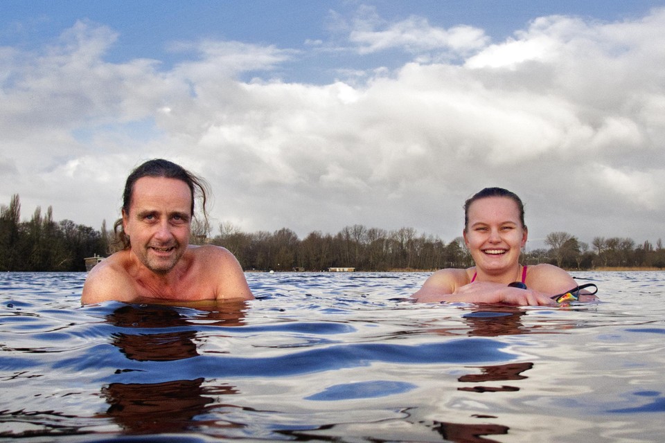 Kjeld de Ruyter en Kyra Wijnker in het Nieuwe Diep (ijszwemmen afgelopen zondag;