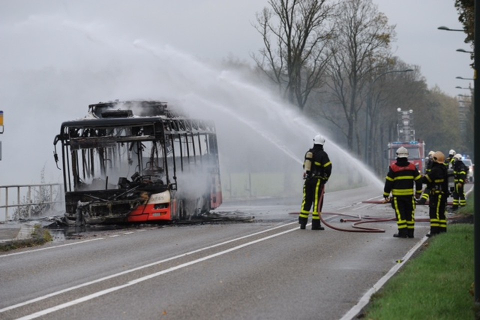 Bus uitgebrand op Wittenburgerweg Wassenaar / foto Toon van der Poel