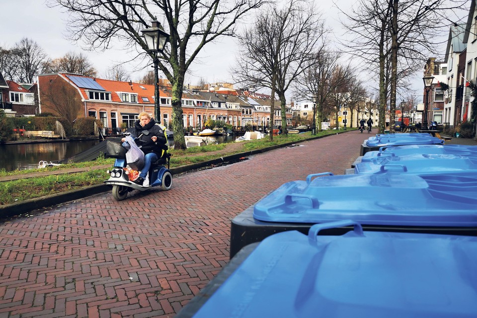 Huiscontainers voor oud papier en karton, doorgaans blauw gekleurd, zijn in onder meer Leiden en Leiderdorp al geruime tijd in gebruik.