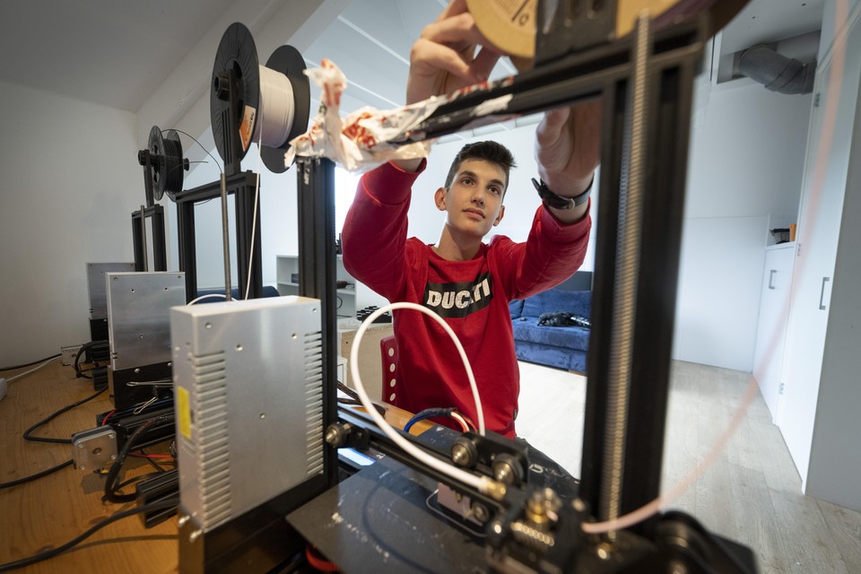 16-jarige ondernemer Nicholas Snellen heeft drie 3D printers waar hij zijn eigen producten mee maakt, maar van het prijzengeld wil hij er nog veel meer kopen.