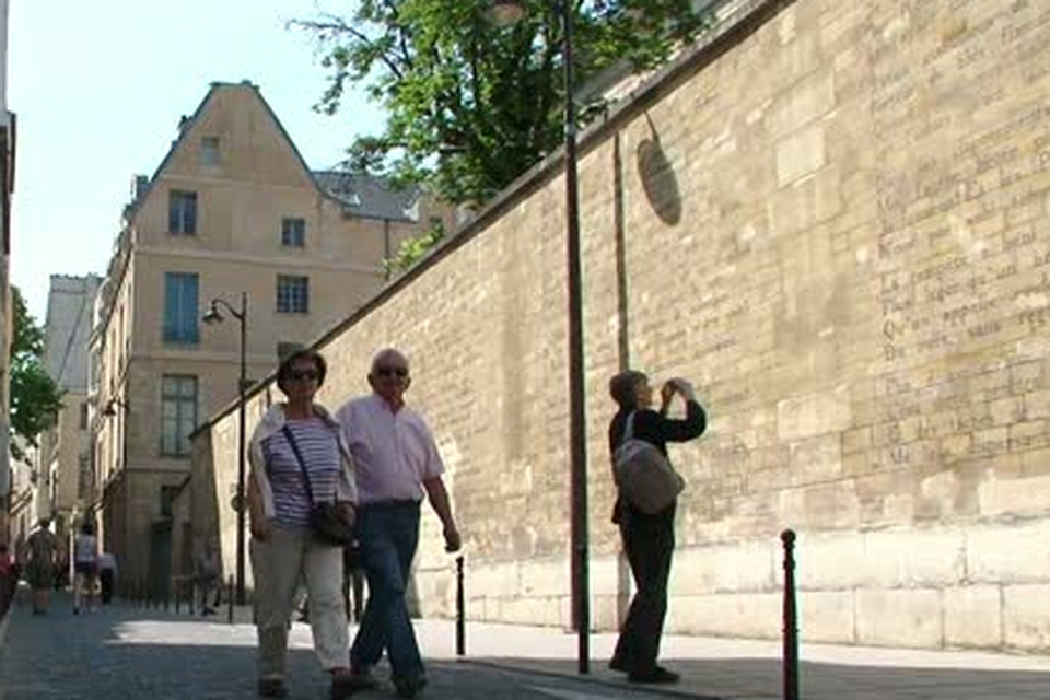Leidse stichting regelt muurgedicht in Parijs / archieffoto videostill DailyChannel
