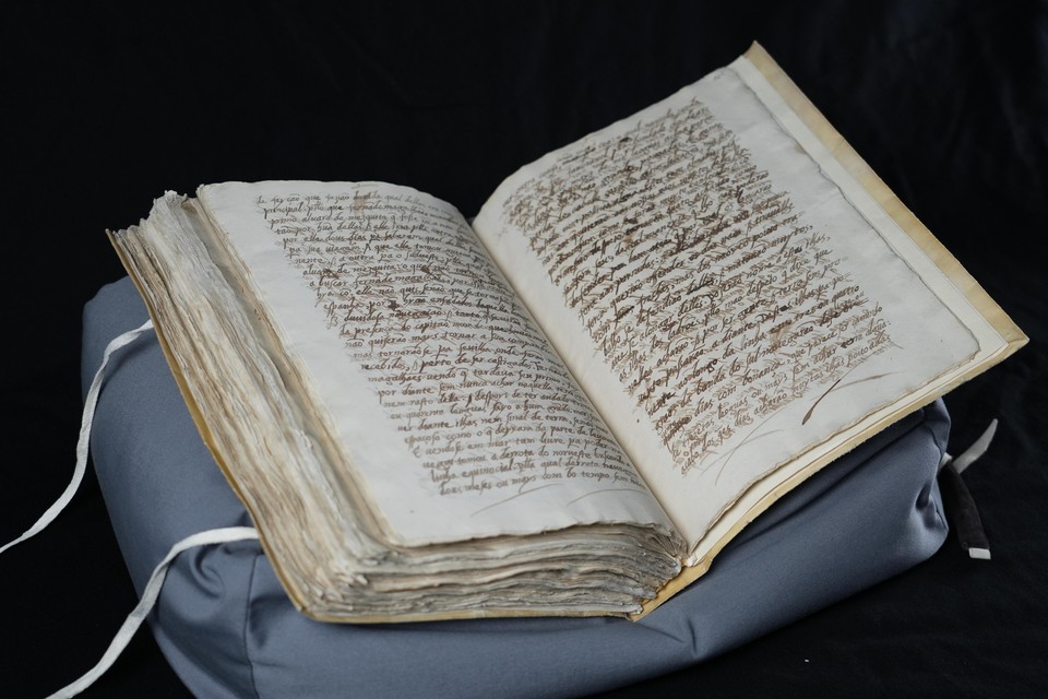 De laatste katernen van een manuscript in bezit van de UB Leiden bevat een handgeschreven verslag van de reis van Ferdinand Magellaan.