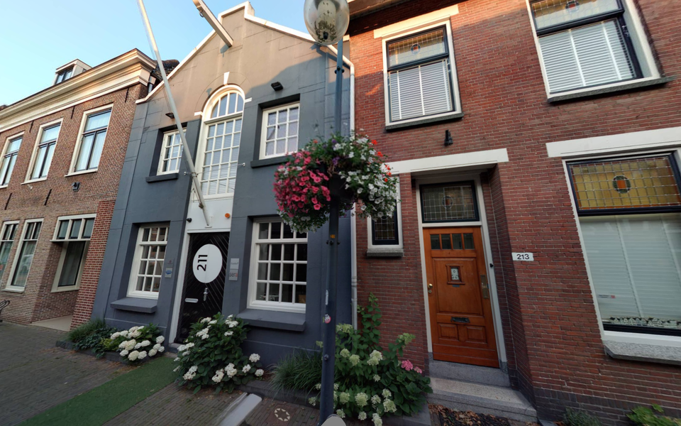Sera is gevestigd in de Raadhuisstraat in Alphen aan den Rijn.