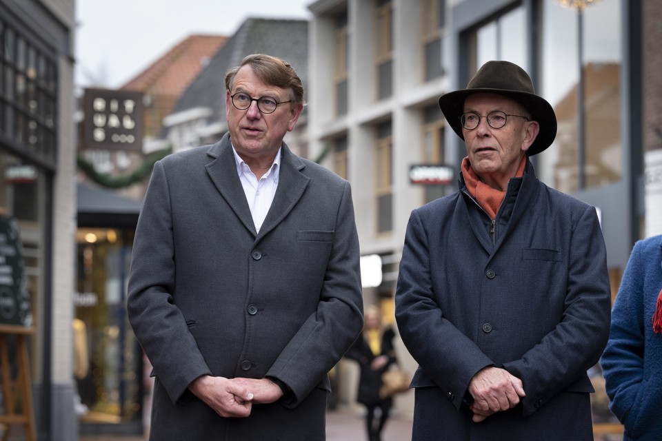 Albert Bremer (links) en Kees Visschedijk, bestuursleden van de Stichting Herdenking Joodse Vervolgingsslachtoffers, kijken toe hoe de stenen worden gelegd.