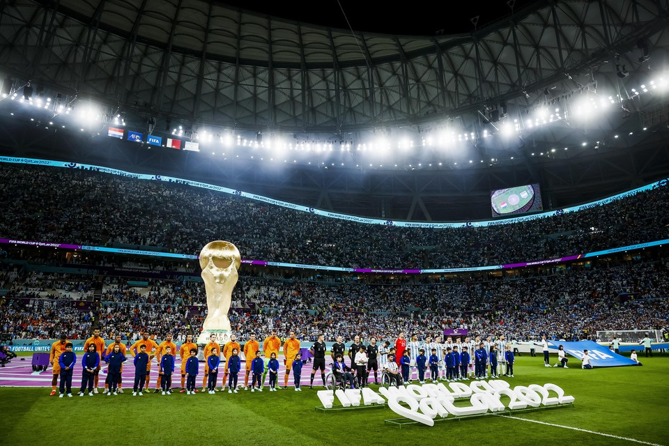 Het Argentijnse en Nederlandse elftal voorafgaand aan de FIFA World Cup Qatar 2022 kwartfinalewedstrijd.