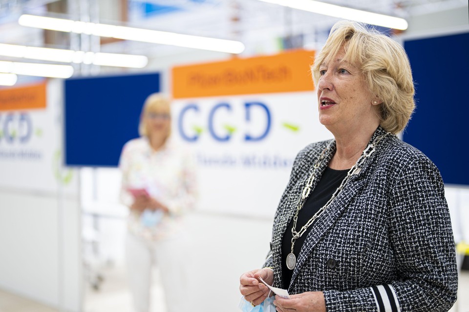 Burgemeester Laila Driessen bij opening van de GGD vaccinatie-locatie sporthal De Bloemerd, mei twee jaar geleden. Ze gaat in november dit jaar met pensioen.