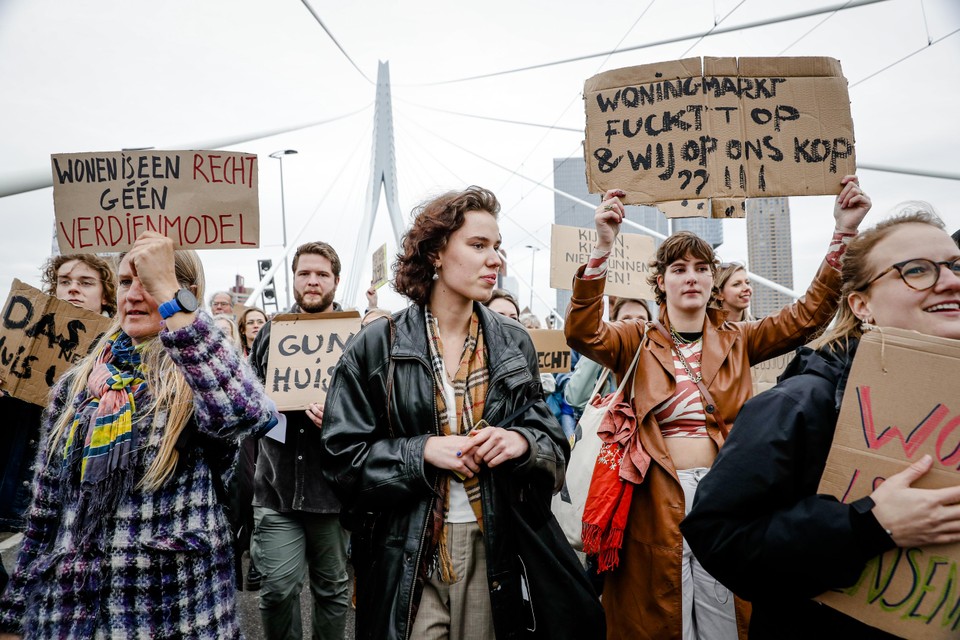 ROTTERDAM - Actievoerders passeren de Erasmusbrug tijdens een demonstratie tegen de aanpak van de wooncrisis door het demissionaire kabinet. De demonstranten willen een radicaal ander woonbeleid. ANP BAS CZERWINSKI