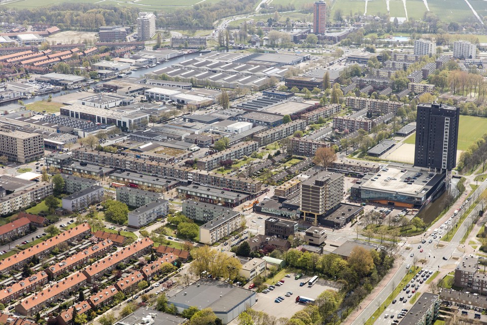 De Stadswachter langs de Churchilllaan (rechtsonder) en de oranje Vlietpoort (boven) zijn twee van de hoogste gebouwen in Leiden en liggen beide in de Gasthuiswijk.