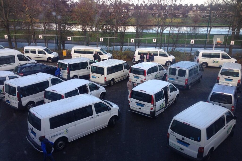 Busjes van het leerlingenvervoer bij de Leo Kannerschool in Oegstgeest. Foto Esther Karsch-Spiro