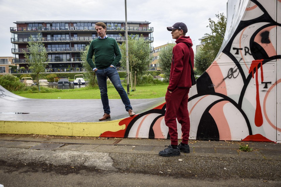 Martijn Tibboel (links) op de plek waar de jongerenhuisvesting aan de Greveling moet komen op de achtergrond appartementencomplex Grevelij.