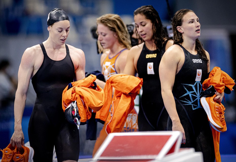 Femke Heemskerk, Kira Toussaint, Ranomi Kromowidjojo en Kim Busch in actie tijdens de 4x100 meter estafette zwemmen op de Olympische Spelen.