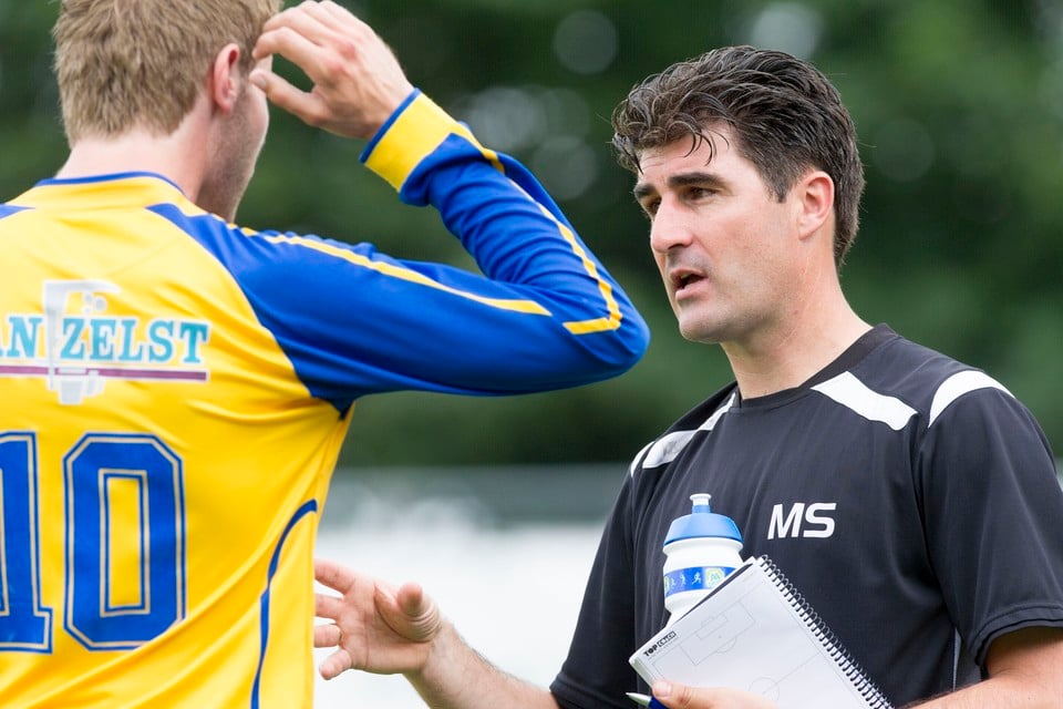 Trainer Misha Salden geeft instructies aan FC Lisse-talent Kevin van Vilsteren. Foto Taco van der Eb 