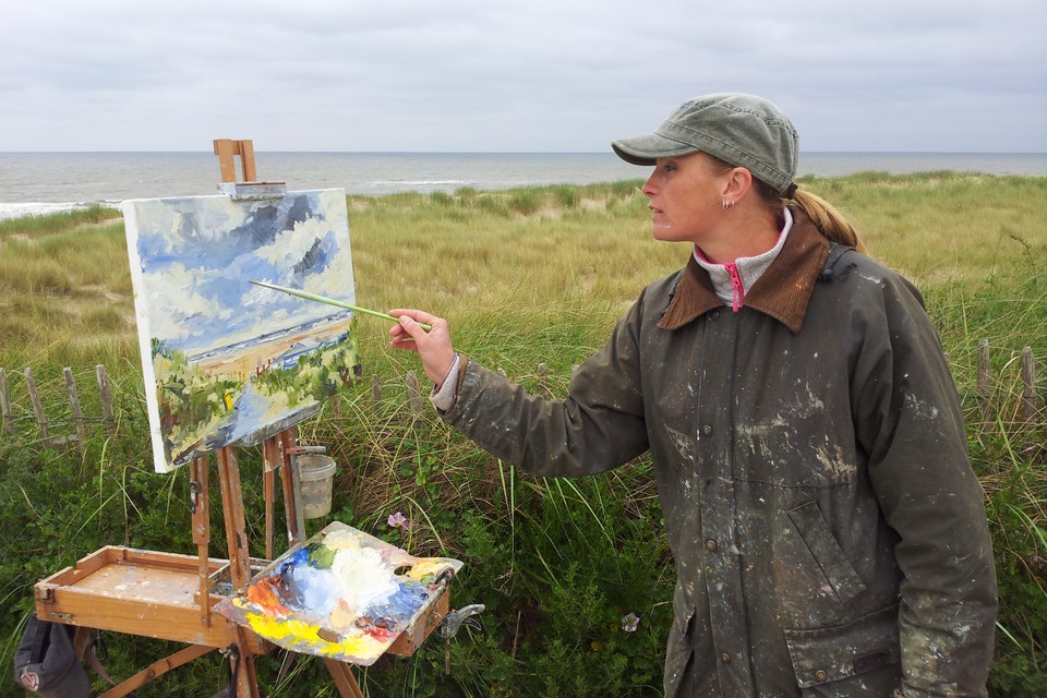 Sonja Brussen legt de laatste hand aan haar schilderij met de werktitel ’De Zeester’. Foto Leidsch Dagblad