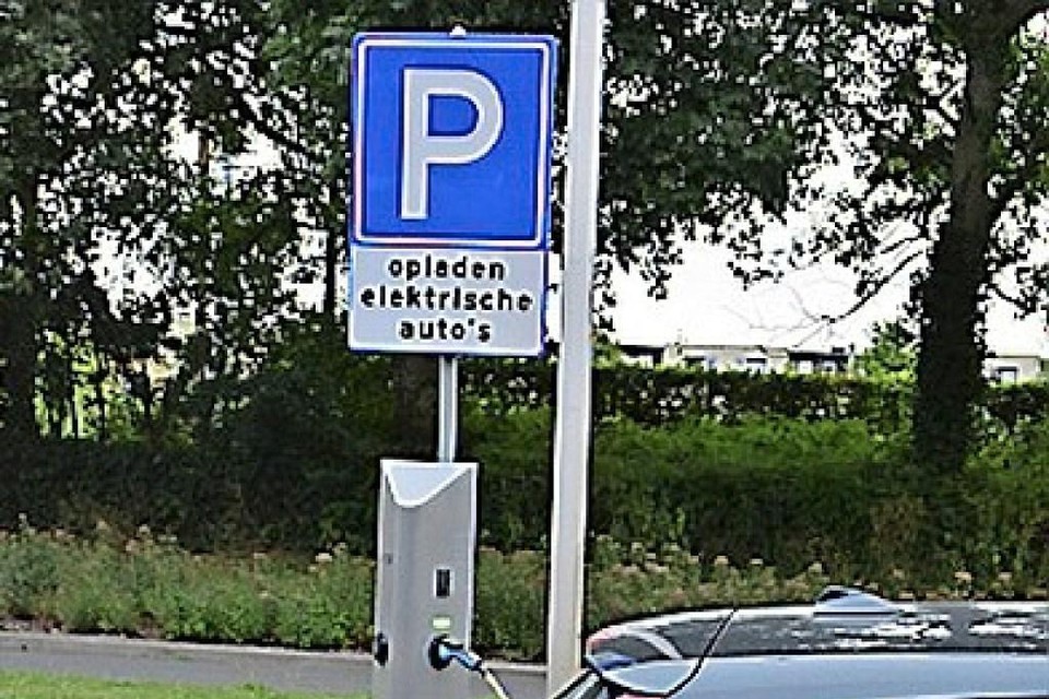 Tegen de aanwijzing van twee parkeerplekken voor het opladen van elektrische voertuigen kwamen zes bezwaarschriften.
