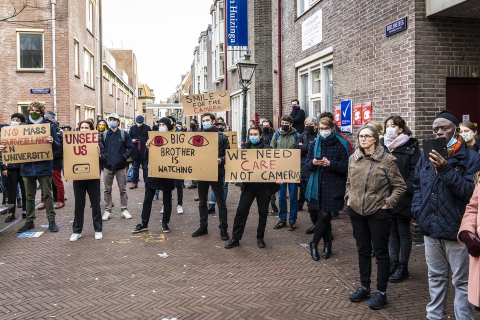 Studenten en medewerkers van de Universiteit Leiden protesteren bij het Lipsiusgebouw tegen surveillancecamera’s.